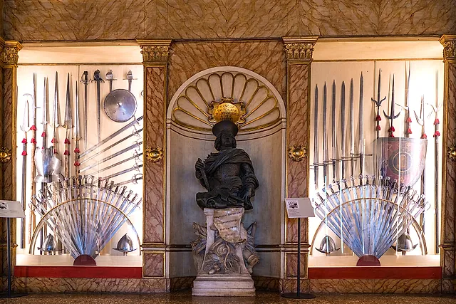 De Wapenkamer van het Dogenpaleis, met waaiers van speren, hellebaarden en zwaarden aan de muren
