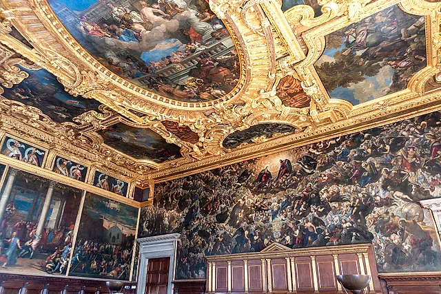 El artesonado dorado y el inmenso Paraíso de Tintoretto en la Sala del Gran Consejo del Palacio Ducal
