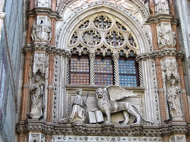 La Porta della Carta, la ornamentada puerta gótica del Palacio Ducal, con el león alado de San Marcos sobre la entrada