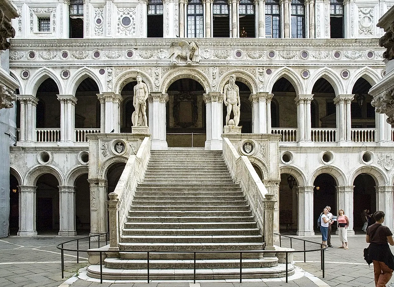 Die Riesentreppe des Dogenpalastes, flankiert von Sansovinos Statuen von Mars und Neptun