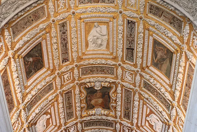 La bóveda de estuco dorado y pinturas sobre la Scala d'Oro, la Escalera de Oro del Palacio Ducal