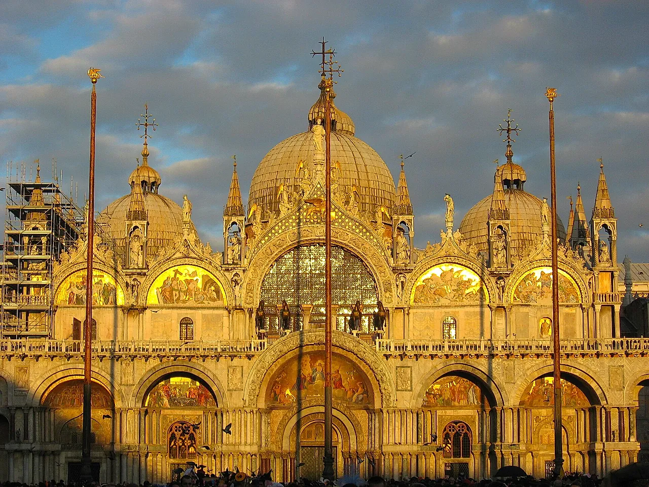 La façade ouest de la basilique Saint-Marc dans la lumière dorée du soir, avec ses coupoles et ses lunettes en mosaïque