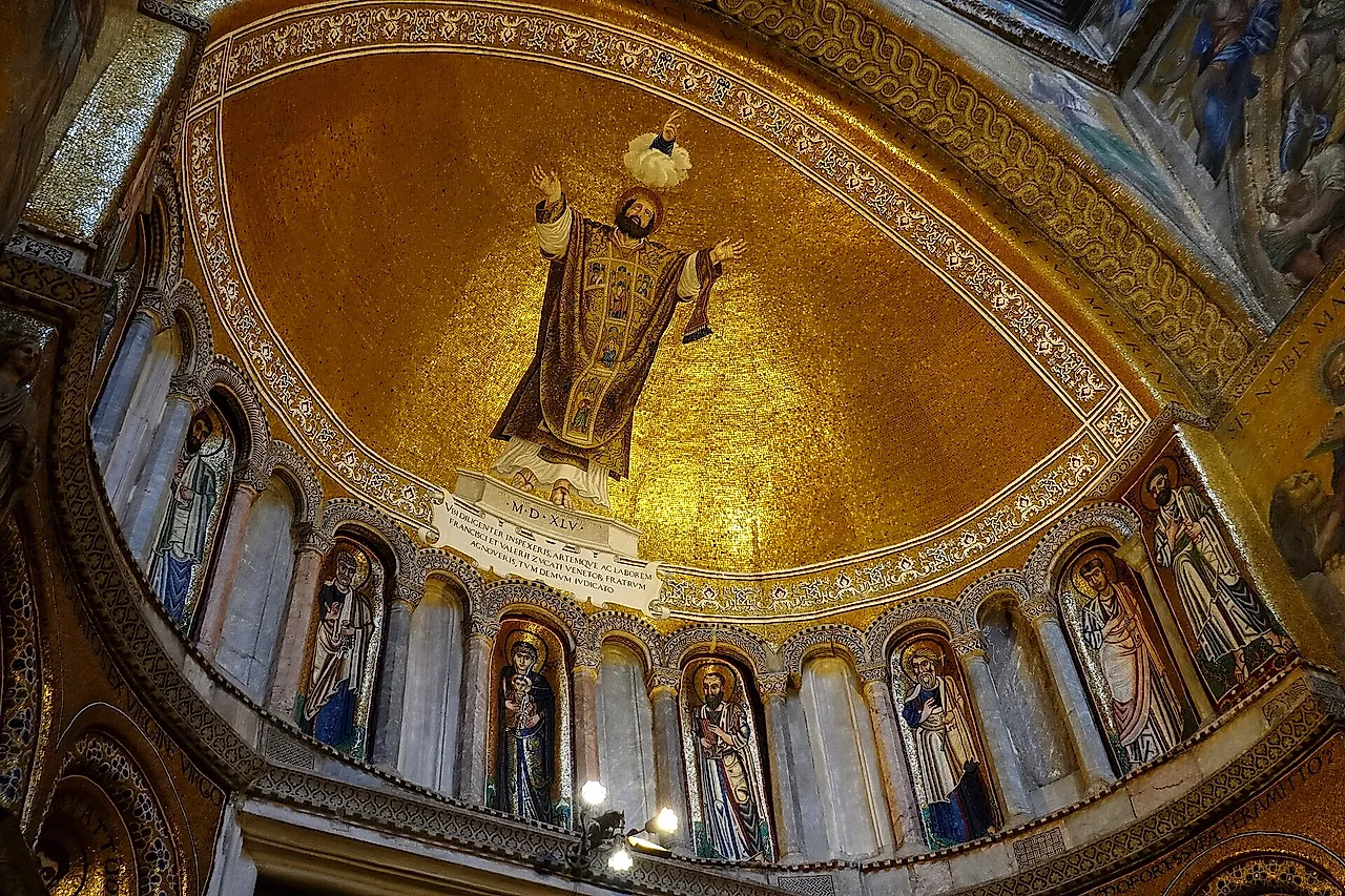 Mosaïques dorées dans une demi-coupole de la basilique Saint-Marc, avec une grande figure debout au-dessus de rangées de saints