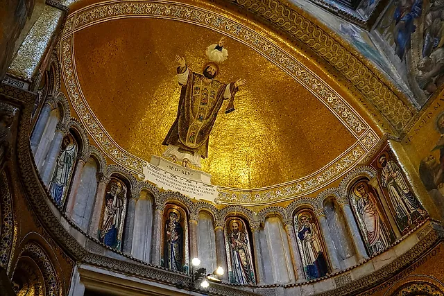 Złote mozaiki w półkopule bazyliki św. Marka, z dużą stojącą postacią nad rzędami świętych