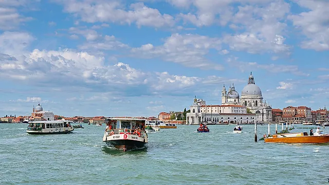 Vaporettos cruzando la cuenca de San Marcos, con las cúpulas de Santa Maria della Salute en el horizonte